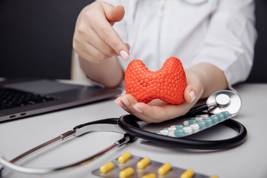 أعراض اضطرابات الغدة الدرقية: متى تحتاج إلى زيارة الطبيب؟